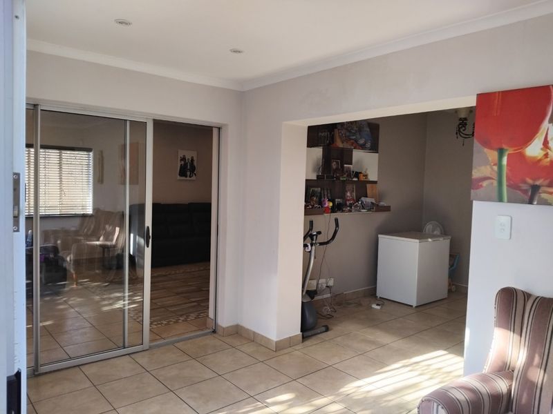 Spacious 4-Bedroom Family Home with Top-Notch Features and Entertainment Spaces - Photo 8