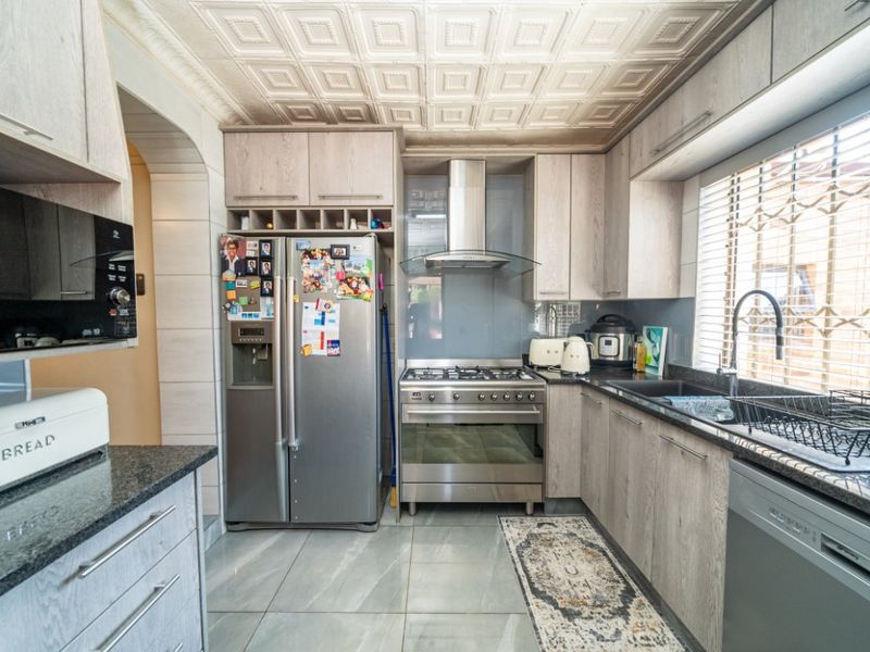 3 Bed House for Sale – Spacious Family Home with Flatlet in Secure Gated Area - Photo 3