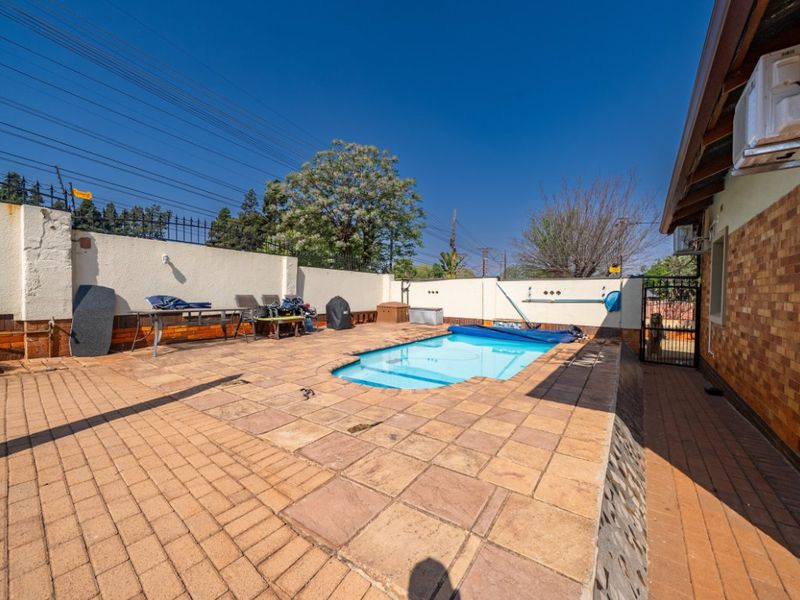 3 Bed House for Sale – Spacious Family Home with Flatlet in Secure Gated Area - Photo 6