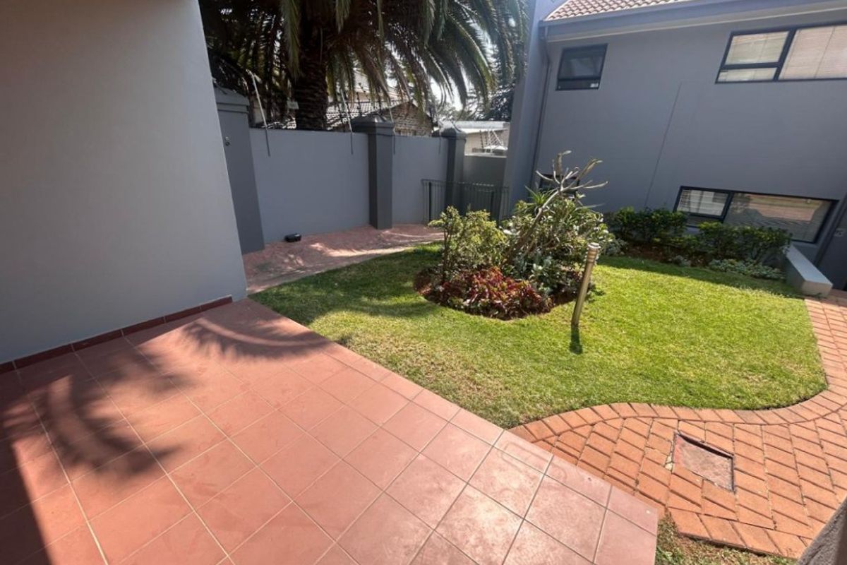 1 Bed Townhouse for Sale – Private, Pet-Friendly Unit with Double Garage - Photo 4