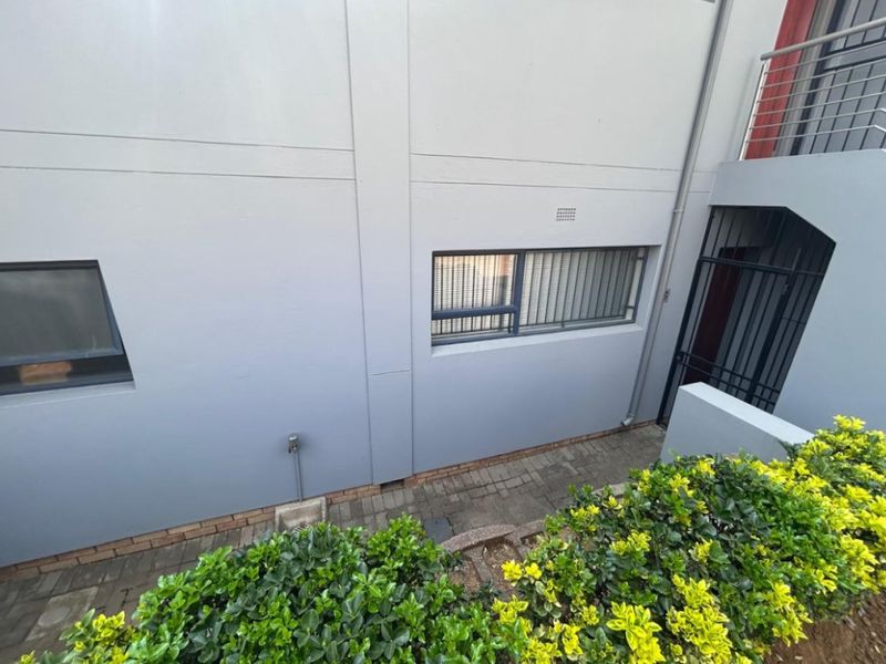 1 Bed Townhouse for Sale – Private, Pet-Friendly Unit with Double Garage - Photo 7