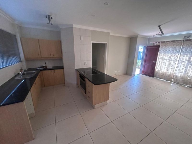 1 Bed Townhouse for Sale – Private, Pet-Friendly Unit with Double Garage - Photo 2