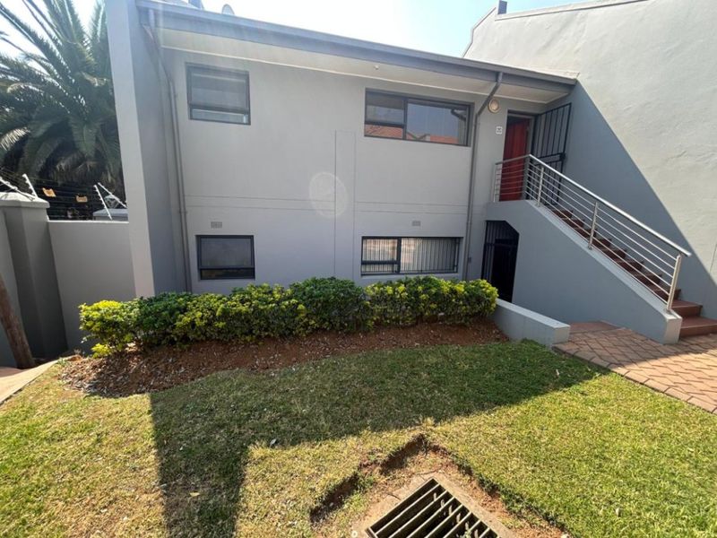 1 Bed Townhouse for Sale – Private, Pet-Friendly Unit with Double Garage - Photo 6