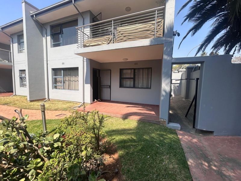 1 Bed Townhouse for Sale – Private, Pet-Friendly Unit with Double Garage - Photo 1