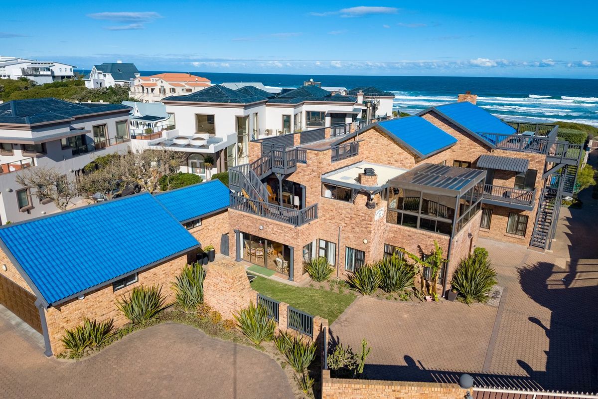 BEACHFRONT LUXURY WITH PRIVATE PATHWAY TO MYOLI BEACH  - Photo 3