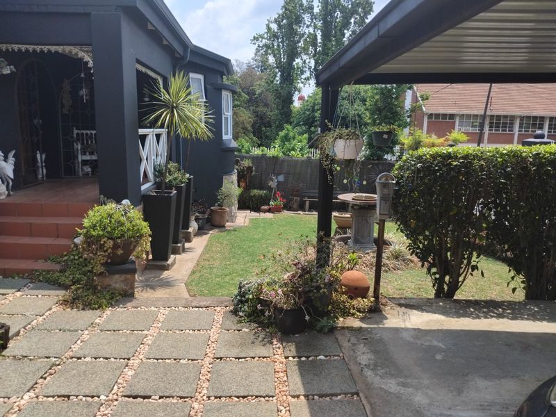 Cozy & Comfortable solar-powered family home in Kensington - Photo 5