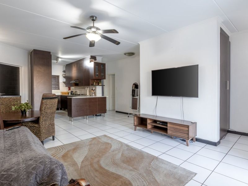 Modern 3-Bedroom Townhouse - Photo 5