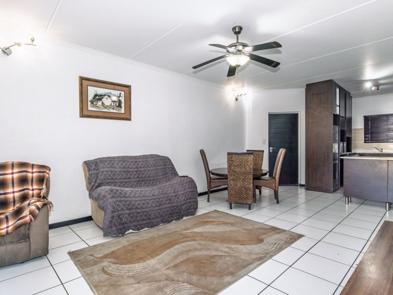 Modern 3-Bedroom Townhouse - Photo 7