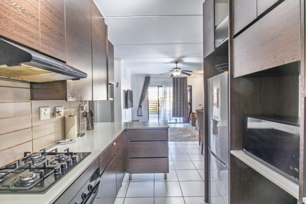 Modern 3-Bedroom Townhouse - Photo 2