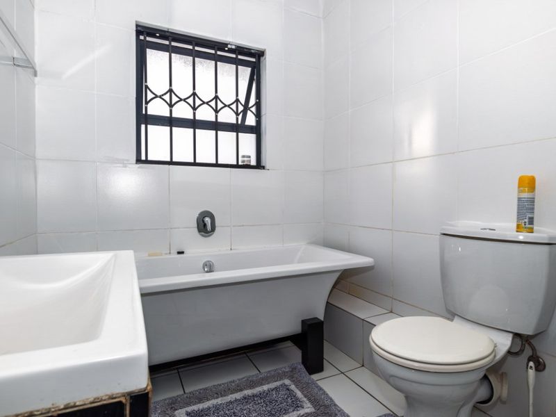 Modern 3-Bedroom Townhouse - Photo 4