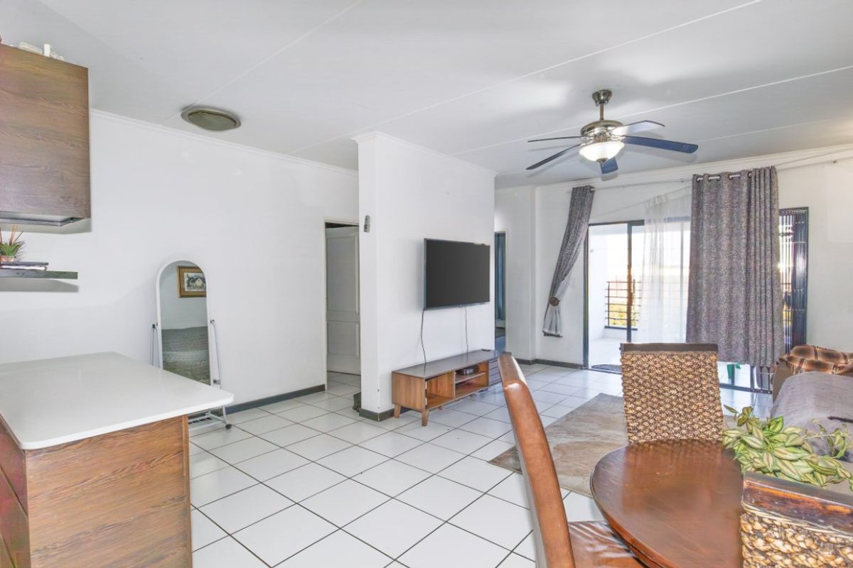 Modern 3-Bedroom Townhouse - Photo 3