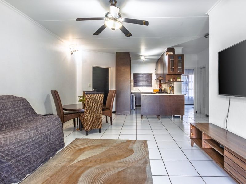 Modern 3-Bedroom Townhouse - Photo 1