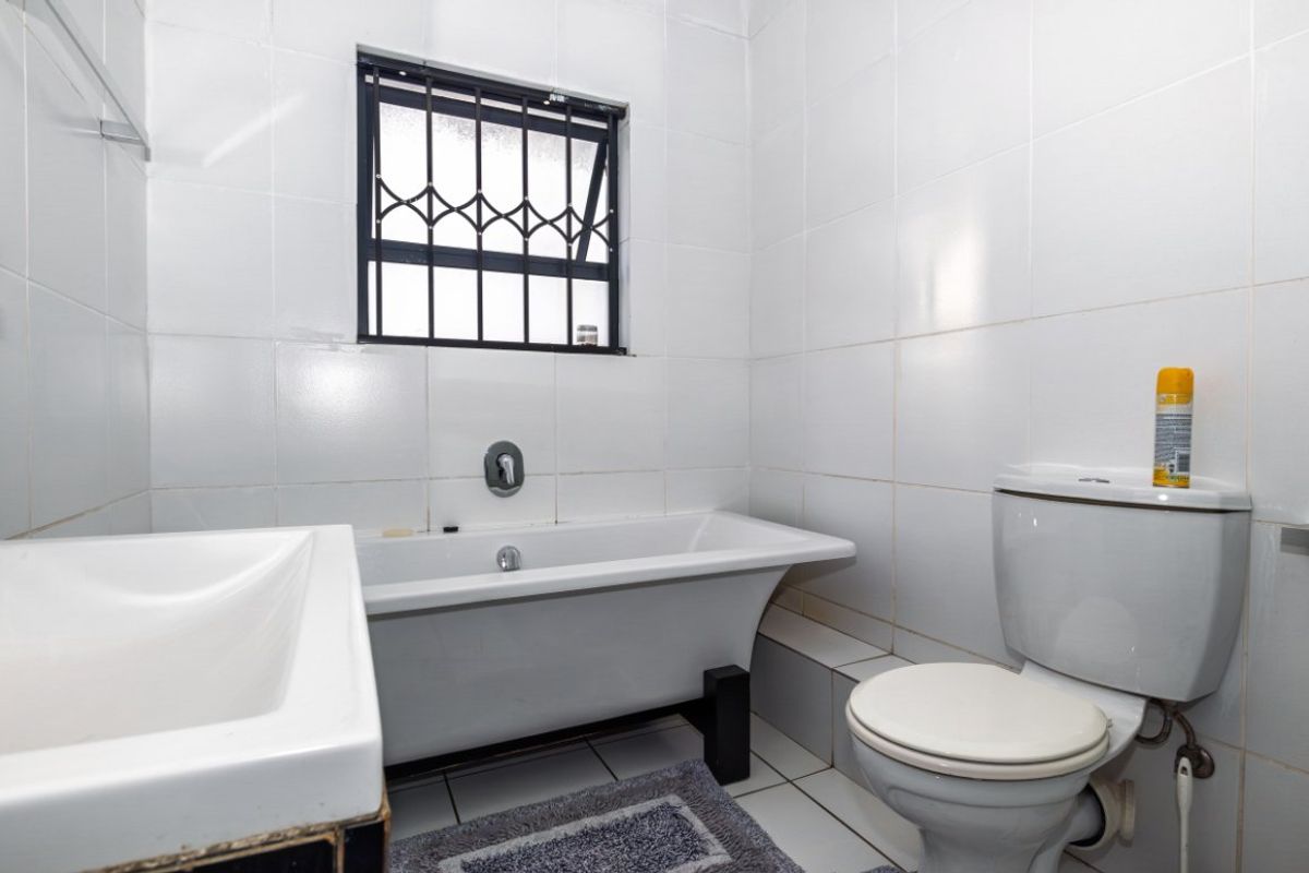 Modern 3-Bedroom Townhouse - Photo 4