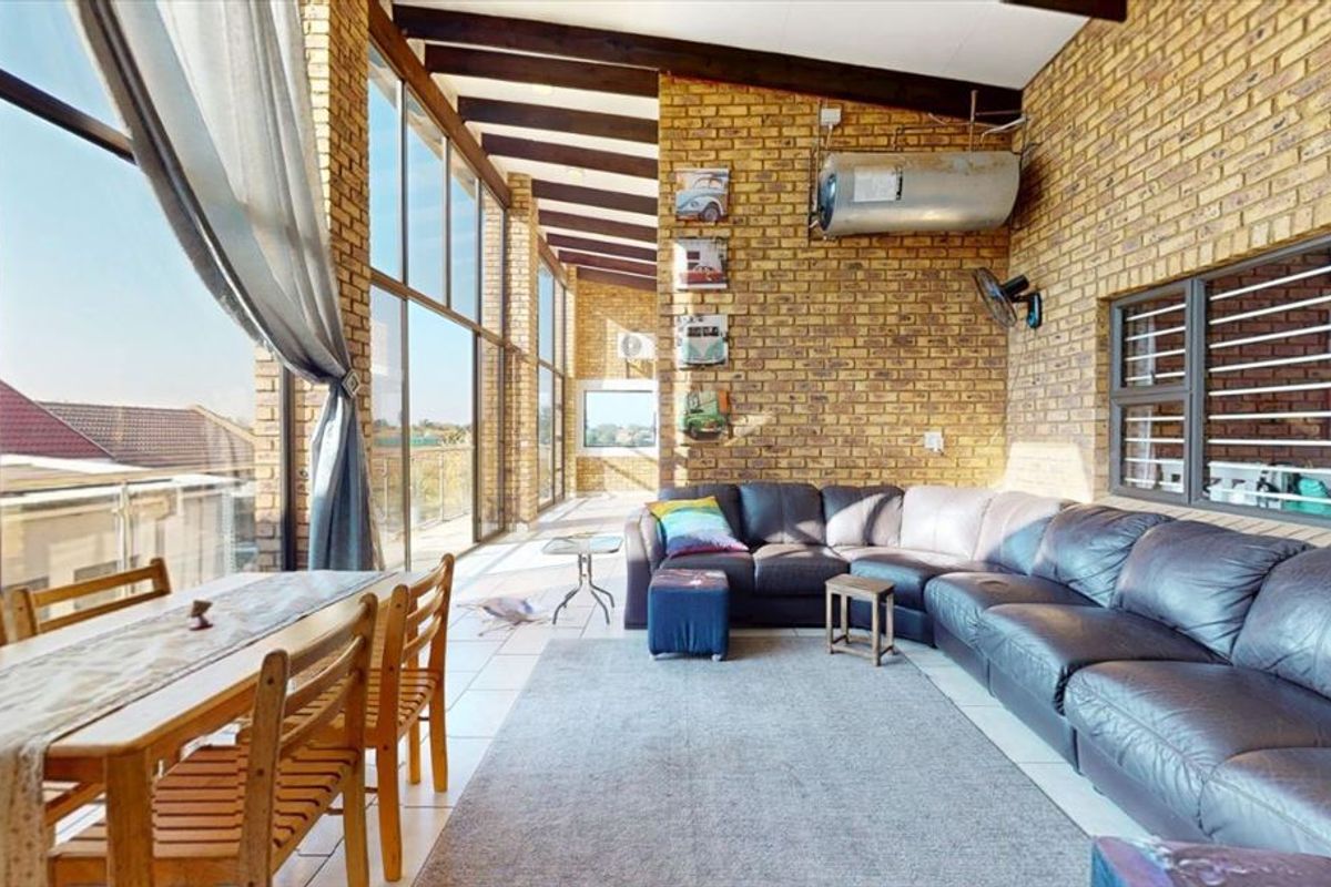 Spacious Family Home with Luxurious Features - Photo 2