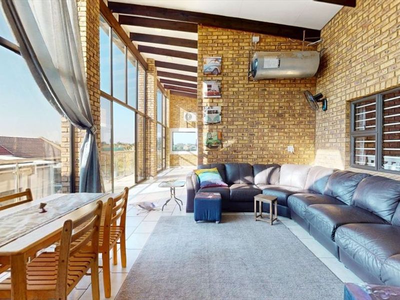 Spacious Family Home with Luxurious Features - Photo 2