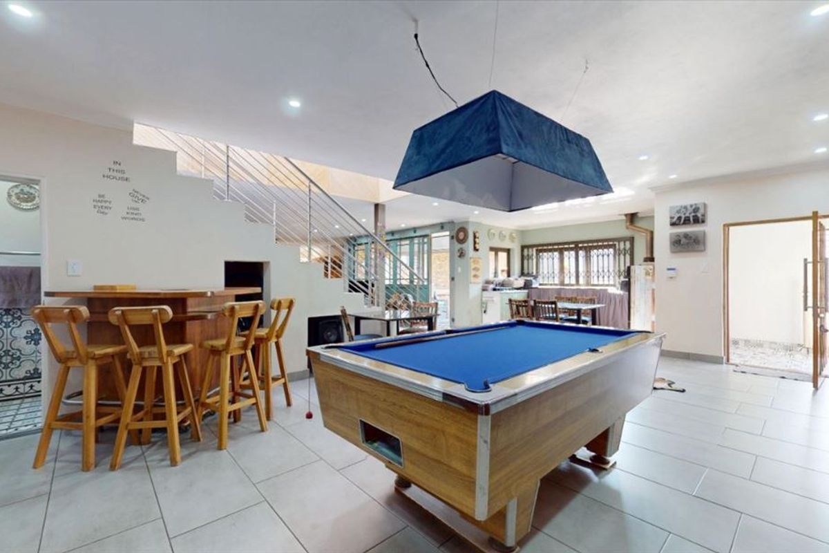 Spacious Family Home with Luxurious Features - Photo 3