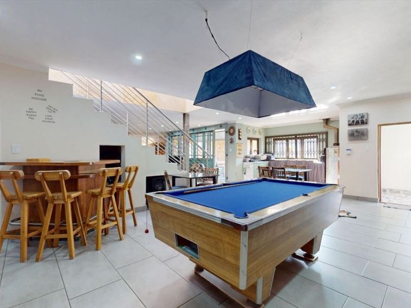 Spacious Family Home with Luxurious Features - Photo 3