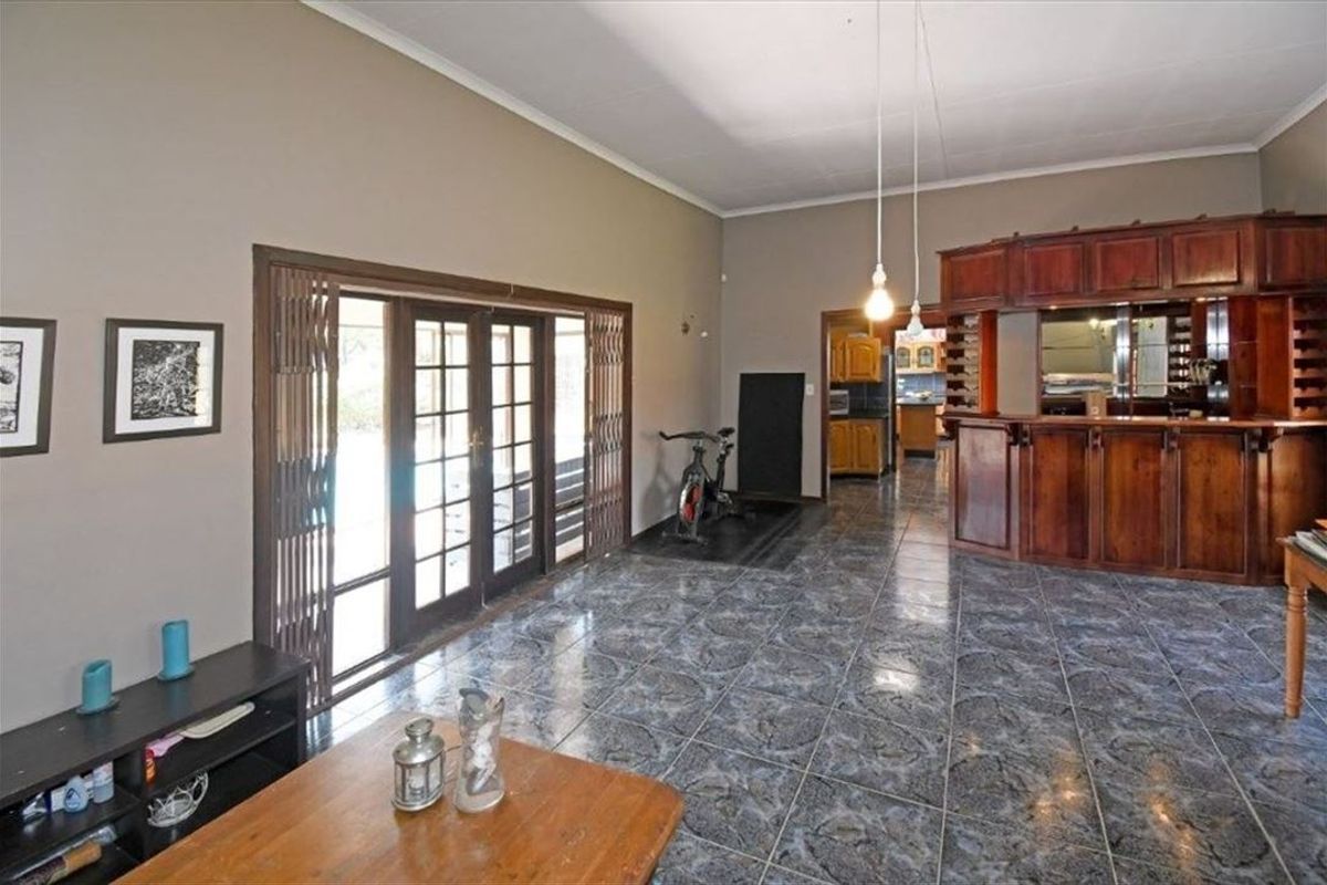 Elegant and Spacious Family Retreat - Photo 2
