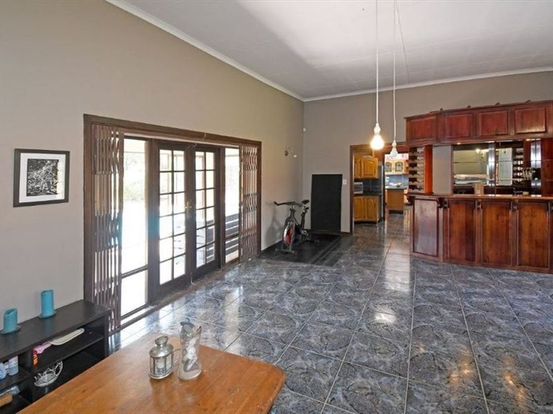 Elegant and Spacious Family Retreat - Photo 2