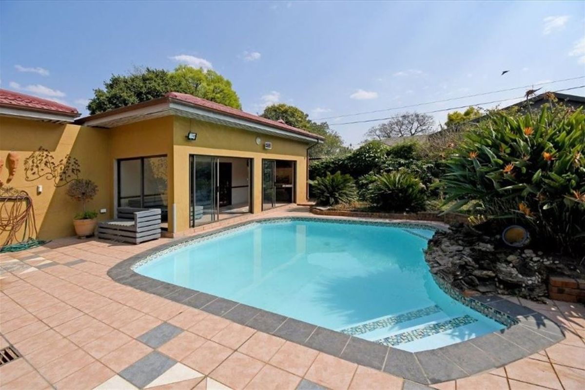 Elegant and Spacious Family Retreat - Photo 3