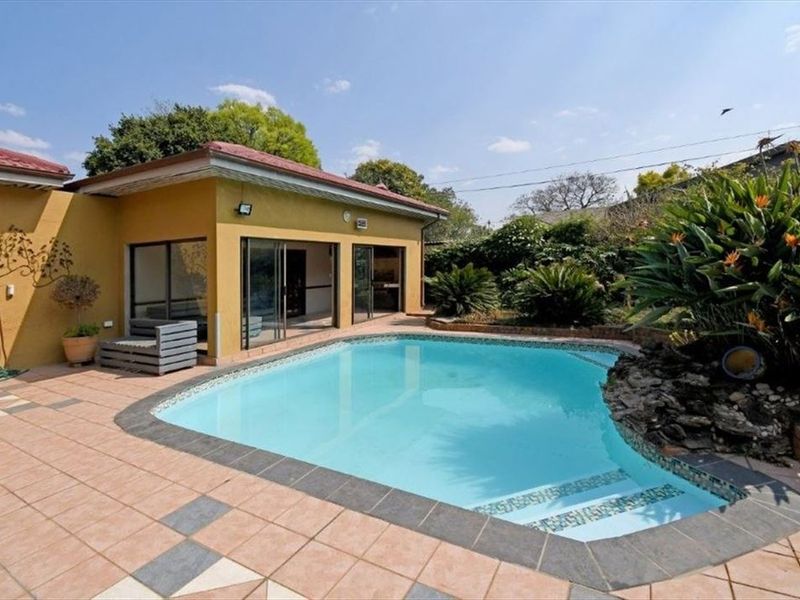 Elegant and Spacious Family Retreat - Photo 3