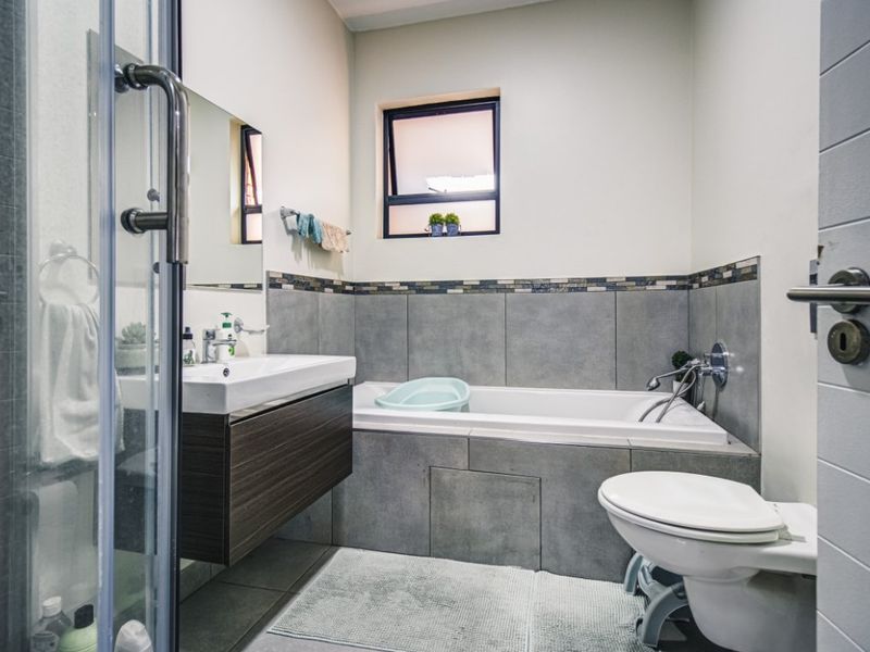 1 Bed Flat for Sale – Secure & Stylish Living - Photo 6