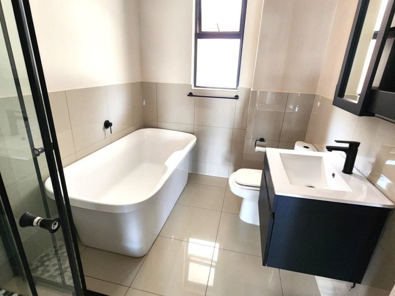 2 Bed Flat for Sale – Modern Living with Top-Class Amenities - Photo 9