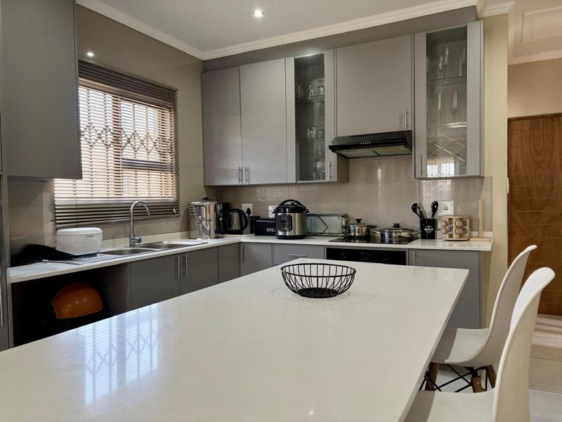 Immaculate 3-Bedroom Family Home for Sale in Arcata, Phase 4, Bloemspruit - Photo 4