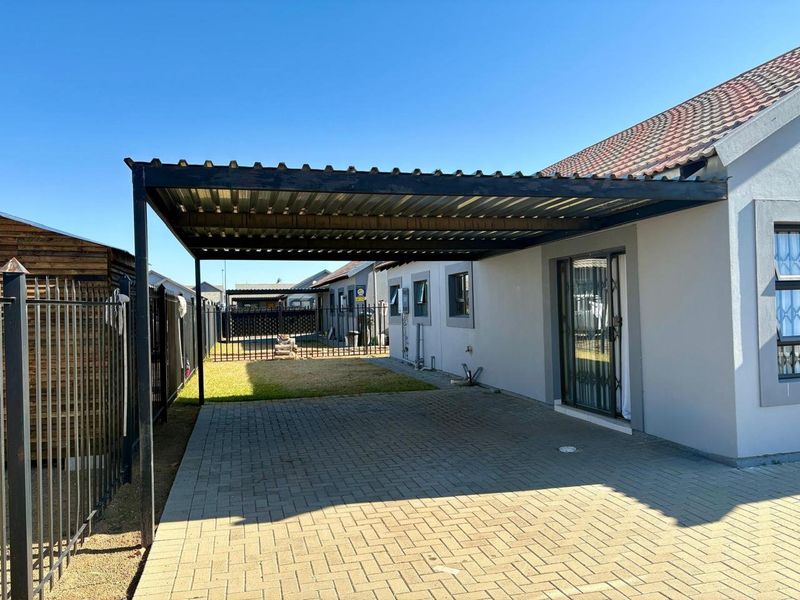 Immaculate 3-Bedroom Family Home for Sale in Arcata, Phase 4, Bloemspruit - Photo 2