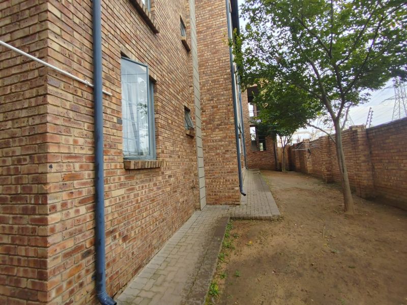 Reduced! 2-Bedroom Apartment for Sale – Villa Bianco, Amberfield, Centurion  Transfer Costs Included | Secure Estate Living | Excellent Investment Opportunity - Photo 8