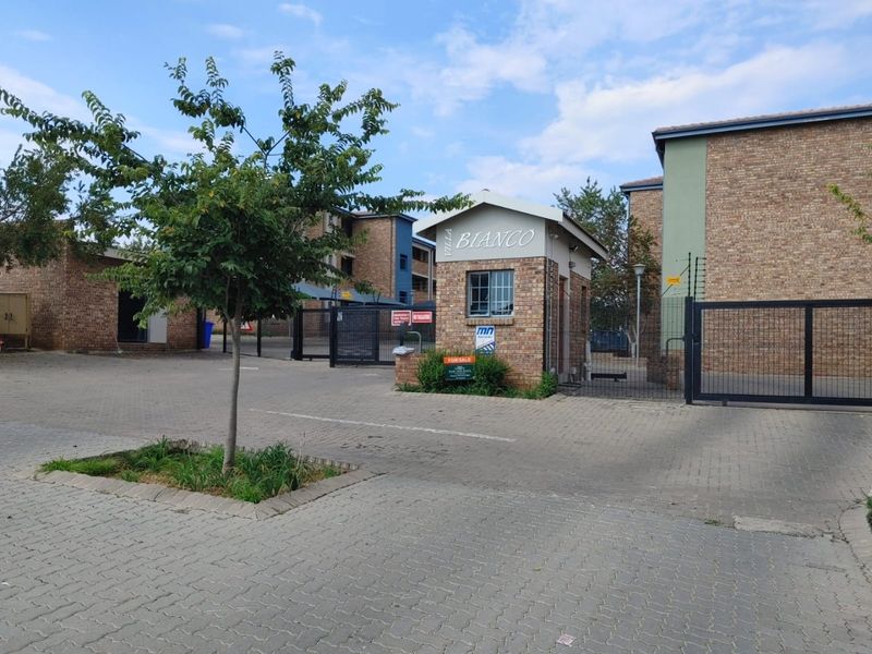Reduced! 2-Bedroom Apartment for Sale – Villa Bianco, Amberfield, Centurion  Transfer Costs Included | Secure Estate Living | Excellent Investment Opportunity - Photo 1
