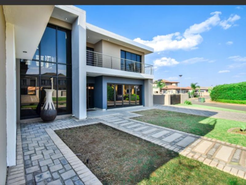 Luxury 6-Bed Home in Savannah Estate - Photo 4