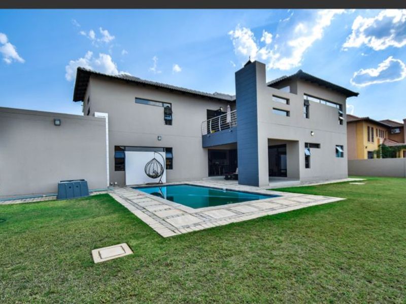 Luxury 6-Bed Home in Savannah Estate - Photo 5