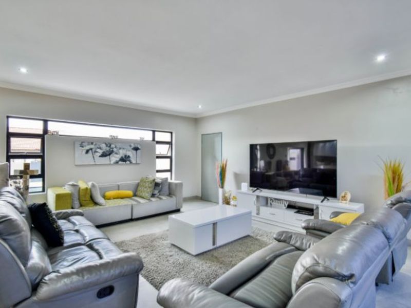 Luxury 6-Bed Home in Savannah Estate - Photo 10