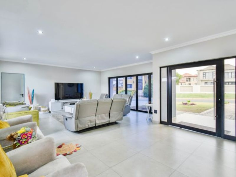 Luxury 6-Bed Home in Savannah Estate - Photo 9