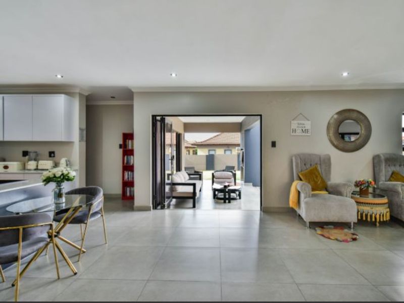 Luxury 6-Bed Home in Savannah Estate - Photo 8