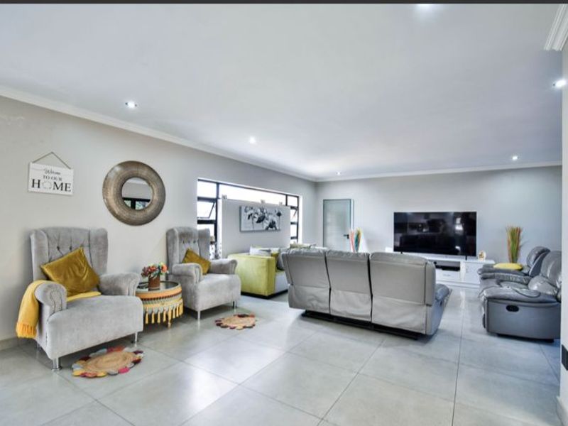 Luxury 6-Bed Home in Savannah Estate - Photo 7