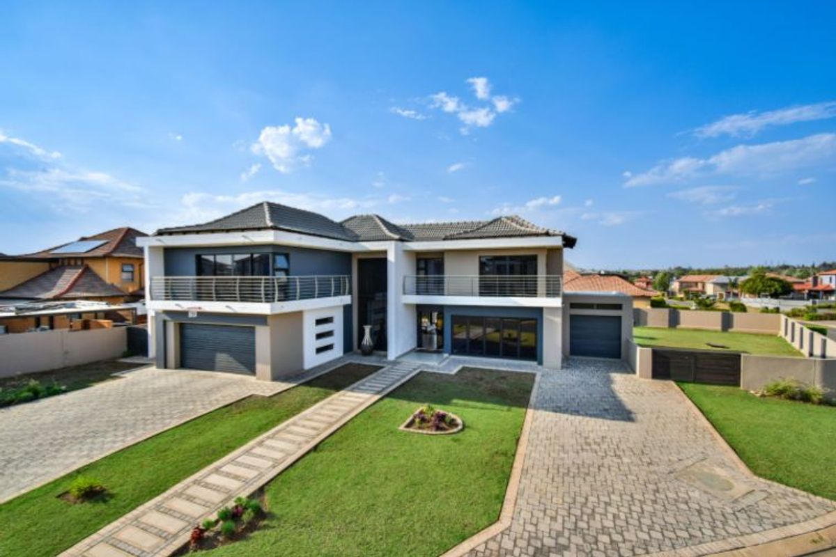 Luxury 6-Bed Home in Savannah Estate - Photo 3