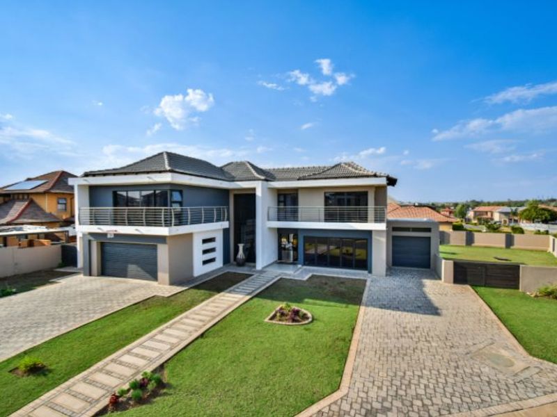 Luxury 6-Bed Home in Savannah Estate - Photo 3