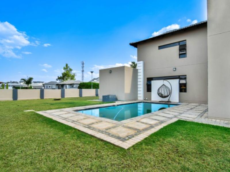 Luxury 6-Bed Home in Savannah Estate - Photo 6