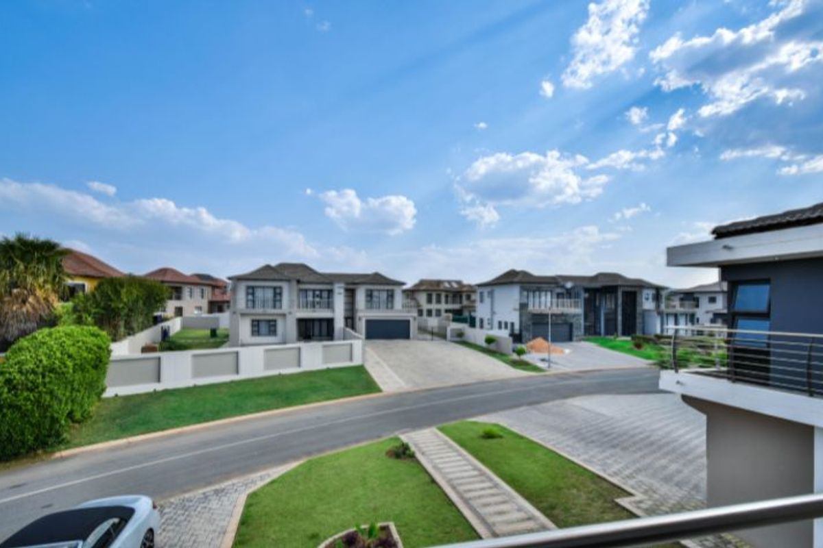 Luxury 6-Bed Home in Savannah Estate - Photo 2