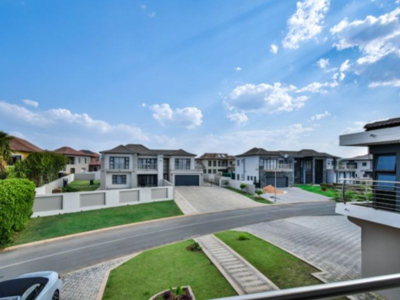 Luxury 6-Bed Home in Savannah Estate - Photo 2