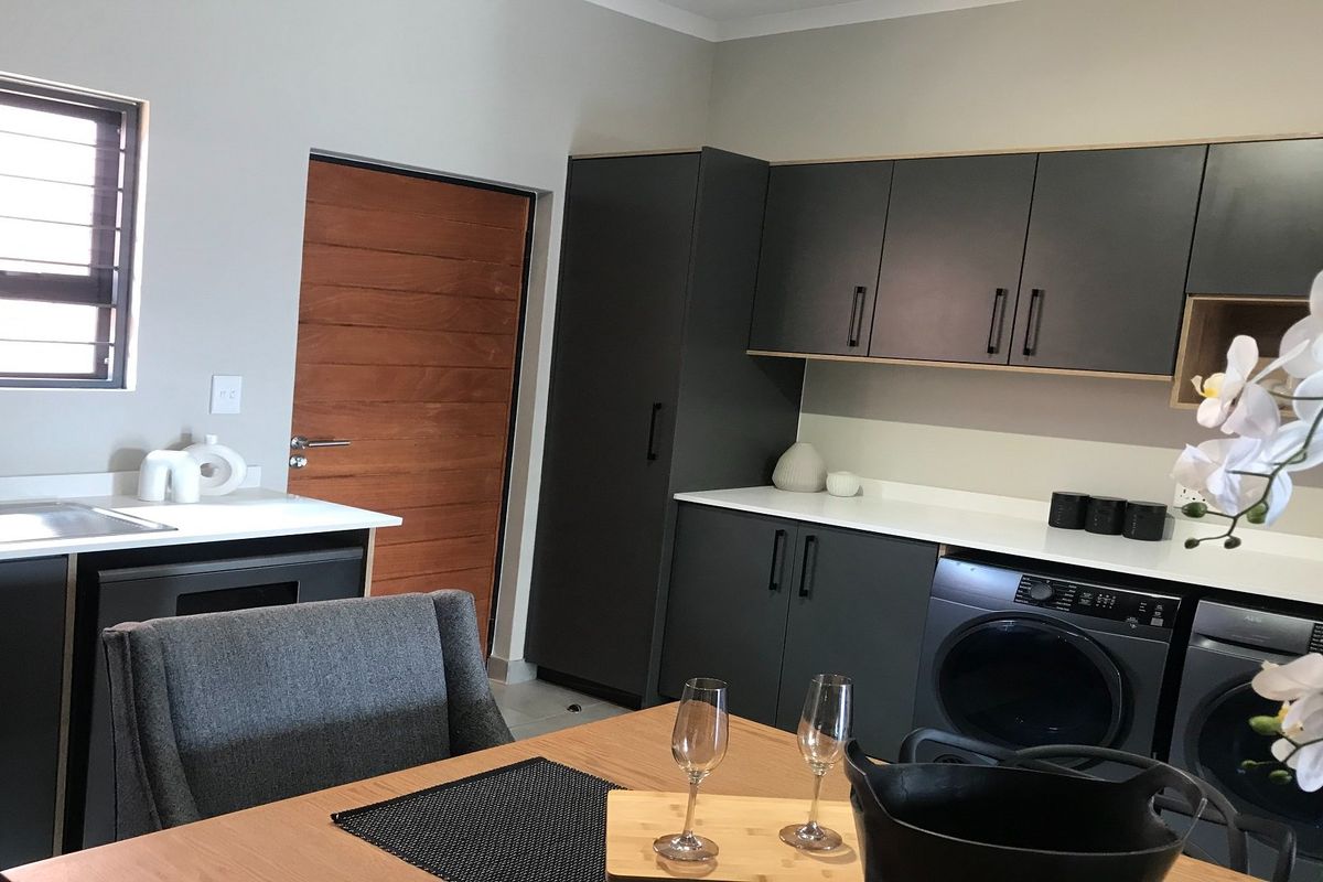 3 Bedrooms, 2 Bathrooms, Double Garage, Private Garden Simplex - Photo 4