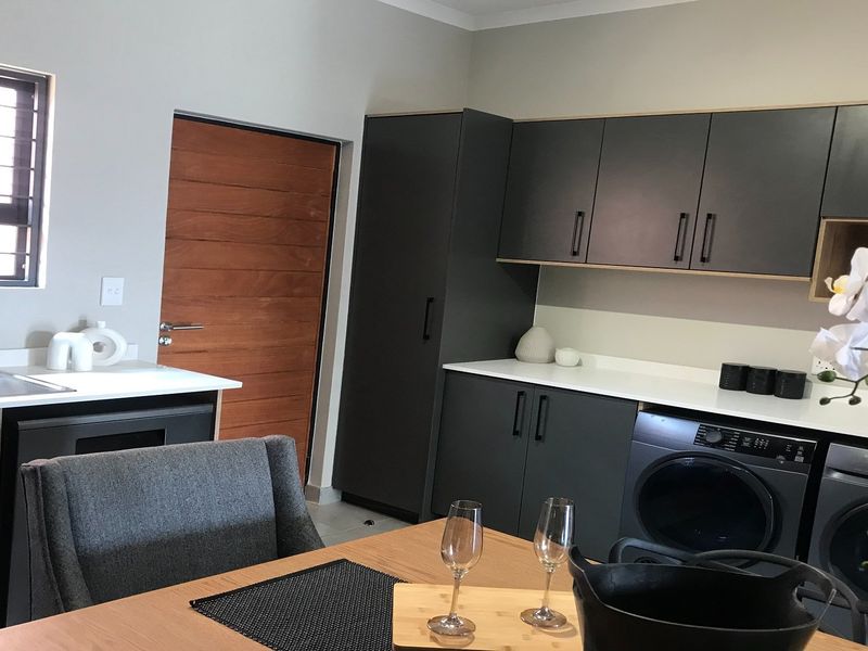 3 Bedrooms, 2 Bathrooms, Double Garage, Private Garden Simplex - Photo 4