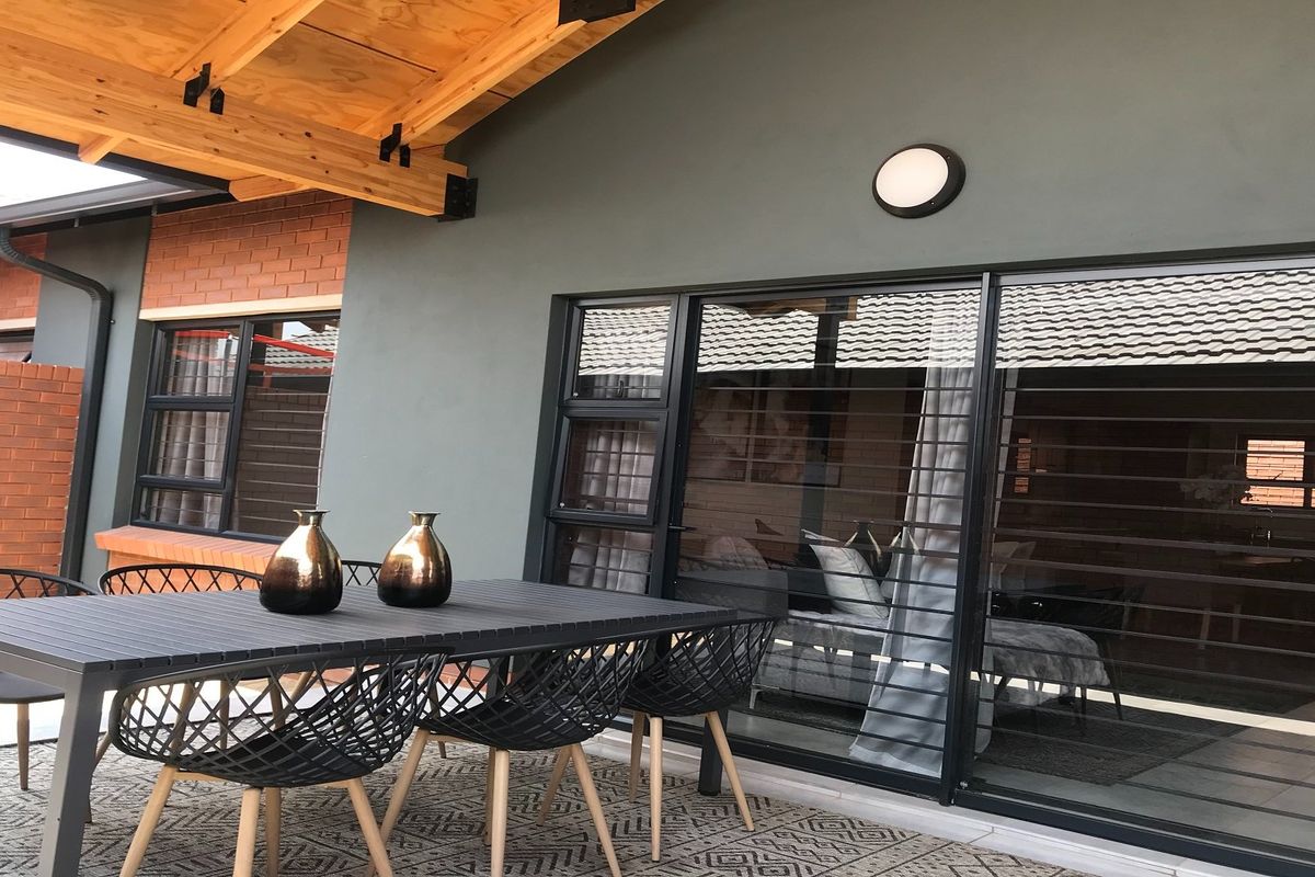 3 Bedrooms, 2 Bathrooms, Double Garage, Private Garden Simplex - Photo 5