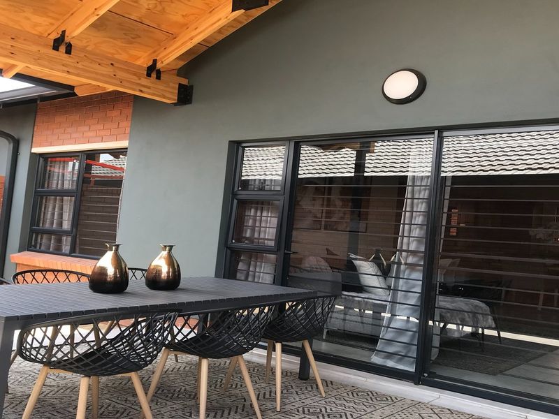 3 Bedrooms, 2 Bathrooms, Double Garage, Private Garden Simplex - Photo 5