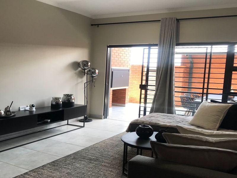 3 Bedrooms, 2 Bathrooms, Double Garage, Private Garden Simplex - Photo 10