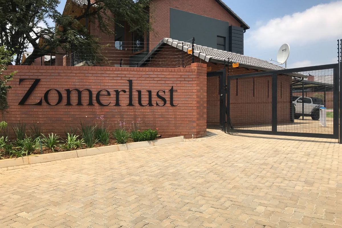 3 Bedrooms, 2 Bathrooms, Double Garage, Private Garden Simplex - Photo 2