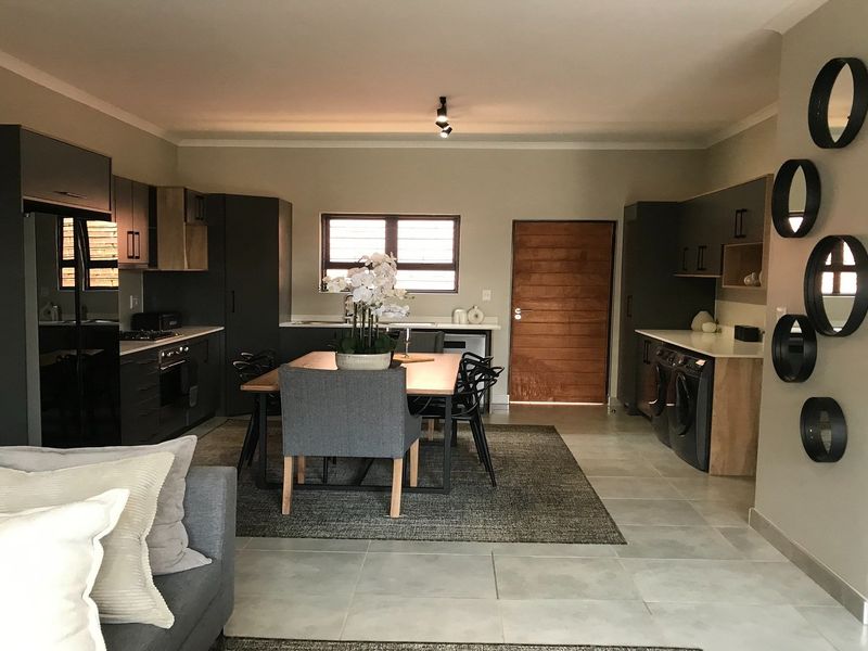 3 Bedrooms, 2 Bathrooms, Double Garage, Private Garden Simplex - Photo 8