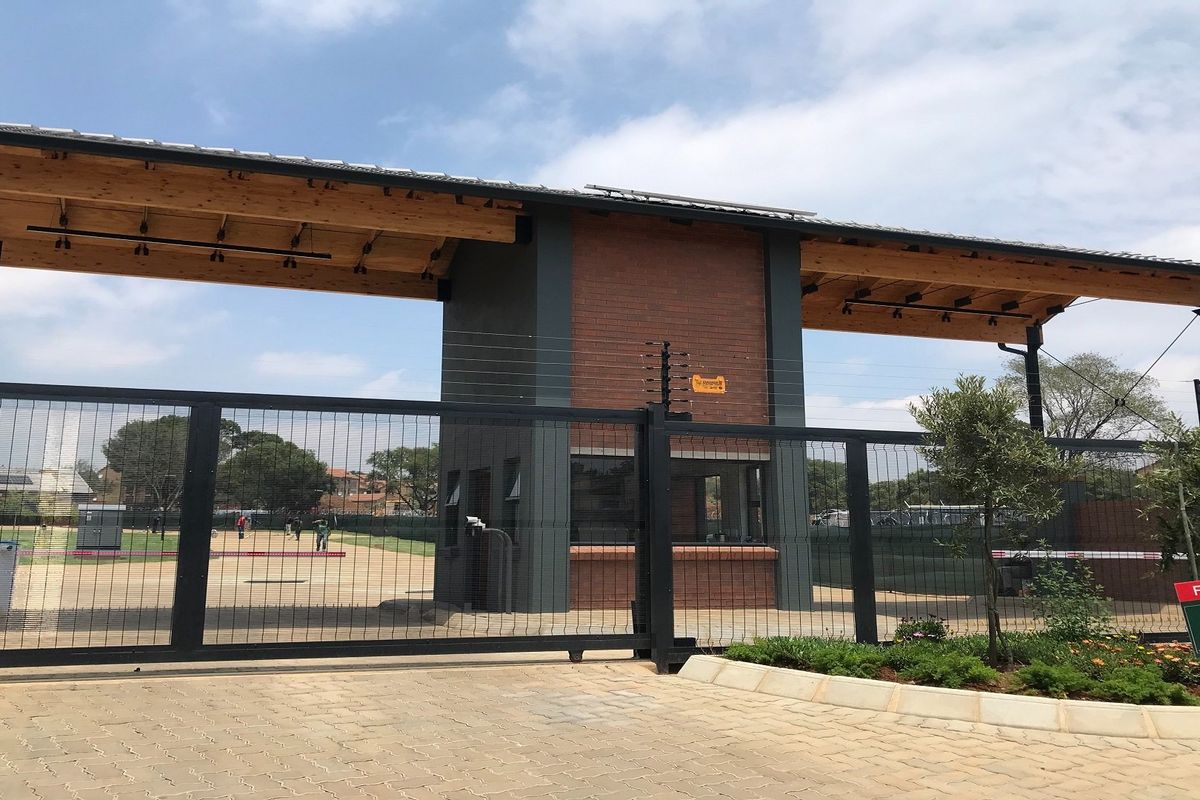 3 Bedrooms, 2 Bathrooms, Double Garage, Private Garden Simplex - Photo 3